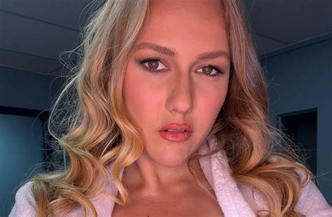 Jasmine Daze Biography Age Height Figure Net Worth Bioofy
