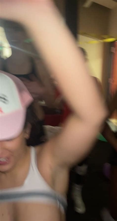 Смотрите Wisconsin Volleyball Nude after party бесплатно