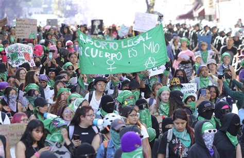 Marchan miles de mujeres en ciudades del país para exigir el acceso al