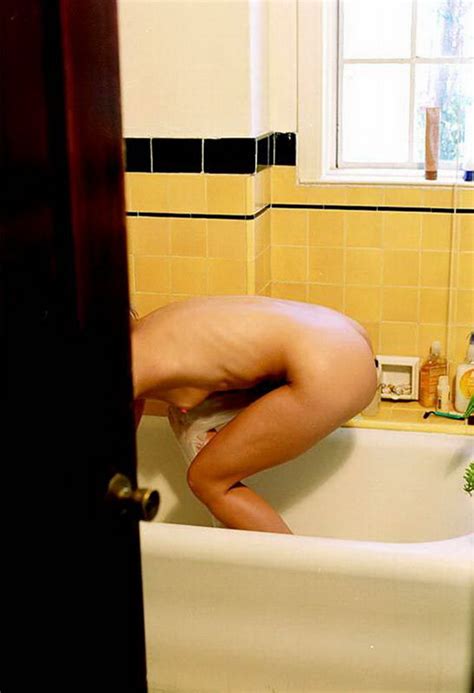 Hot Blonde Babe Shaves Her Legs And Pussy In The Bath Photos