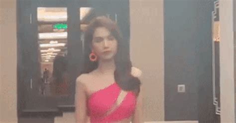 Sau Khi B Soi Nh C I M C Th Ng C Trinh Di N Bikini Catwalk Gi A H Nh Lang Kh Ch S N Ch Ng