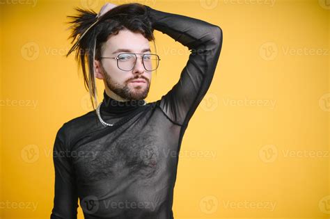 Gay Hombre Sostener Arco Iris A Rayas Bandera Aislado En De Colores Antecedentes Estudio Retrato