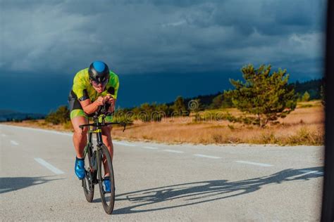 Retrato De Longitud Completa De Un Triatleta Activo En Ropa Deportiva Y