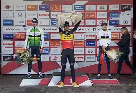 Cdm Ciclocross Wout Van Aert Esibisce Sul Podio Lo Straccio Che Gli Si