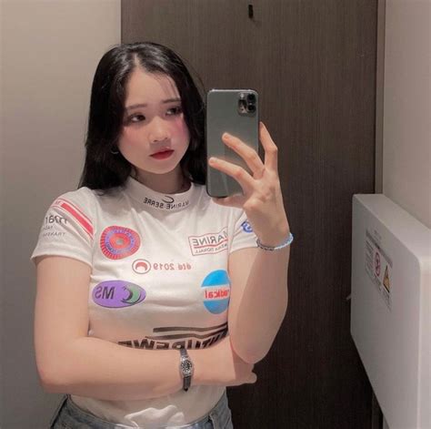 Xuất hiện hot girl thế hệ mới đẹp như thiên thần nhưng lối ăn mặc trái ngược