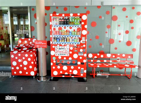 YAYOI KUSAMA Multifonctionnel Et Coca Cola Distributeur Automatique