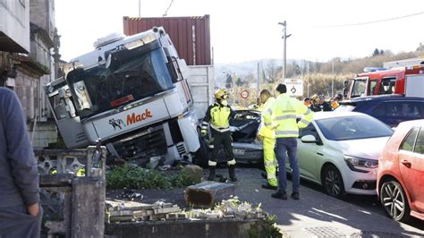 Espectacular accidente en Salcedo al chocar un camión con varios coches