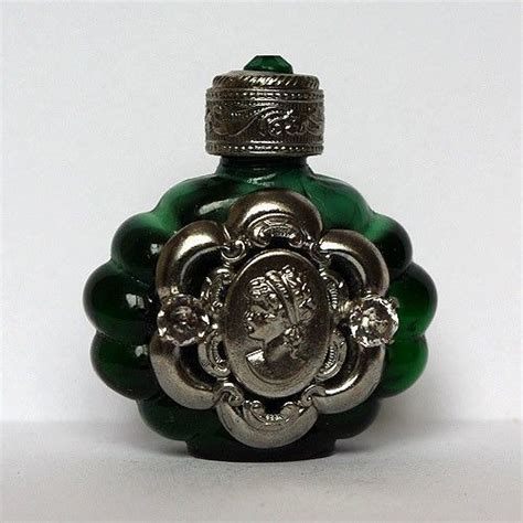 Зеленые флаконы для духов