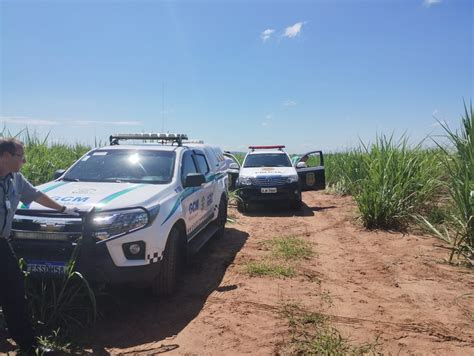 Corpo De Homem Com Marcas De Tiros é Encontrado Em Canavial às Margens