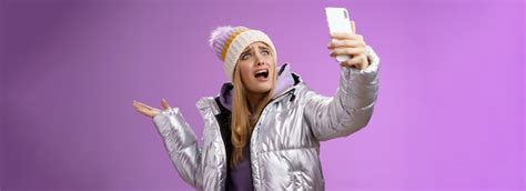 Bouleversé dérangé gémissant fille blonde se plaignant ne peut pas trouver l angle droit prendre