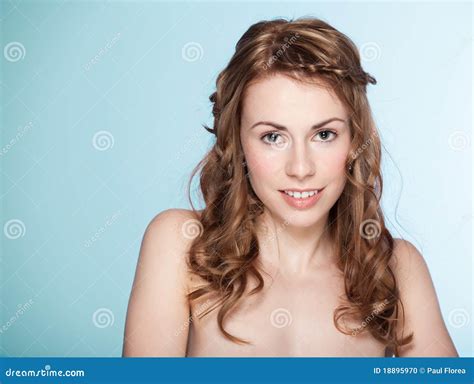 Het Jonge Blonde Natuurlijke Kijken Van De Schoonheid Het Glimlachen Stock Foto Image Of