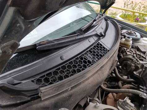 Замена накладки ветрового стекла (жабо н/о) — Lada Приора седан, 1,6 л ...