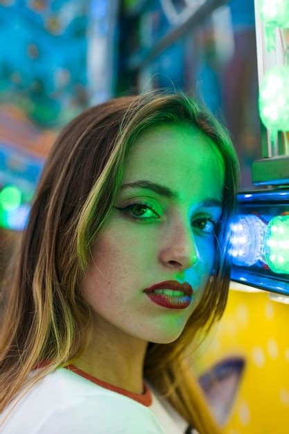 Blonde Jeune Fille Dans Le Parc D Attractions Photo Gratuite