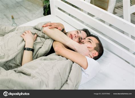 Deux Beaux Mecs Couch S La Maison Jeune Couple Gay Couch Sous La Couverture Sur Le Lit Dans