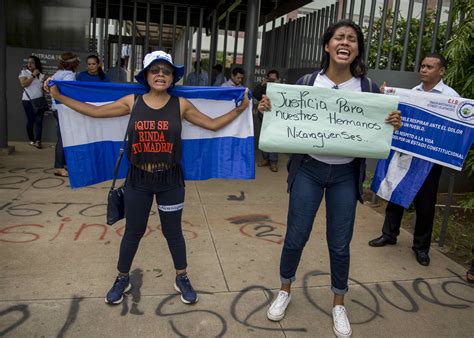 Feministas de El Salvador exigen a su Gobierno romper vínculos