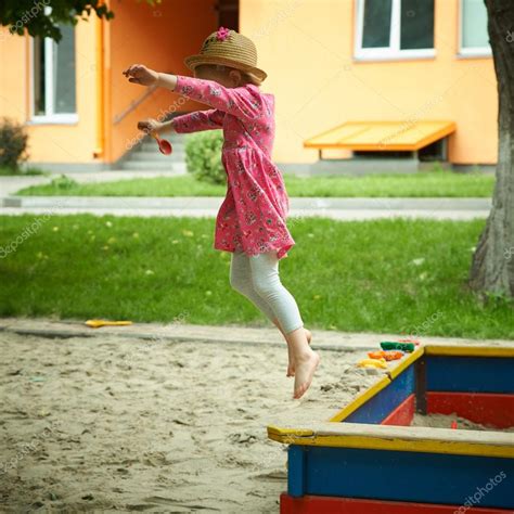 Enfant sur l aire de jeux dans le parc d été Photo de stock par