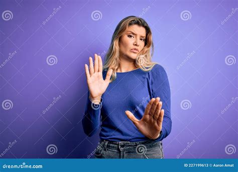 Junge Schöne Blonde Frau Ein Lockeres Hemd über Isolierten Violetten Hintergrund Trägt Und