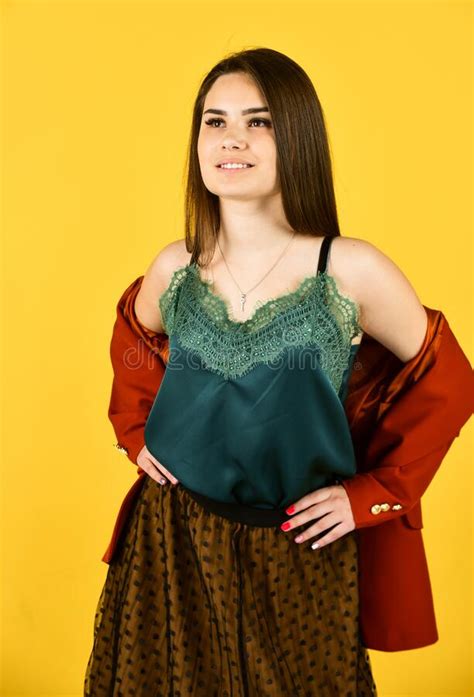 Modelo De Moda De Chica Blusa De Encaje Tierno Nude Hombros Concepto De Conjunto Sensual Foto De