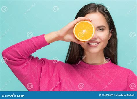 Cara Hermosa Del S De La Mujer Con La Naranja Jugosa Foto De Archivo