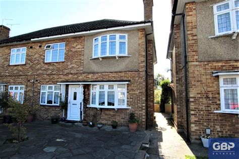 Station Road Gidea Park 2 Bed Maisonette £1 250 Pcm £288 Pw