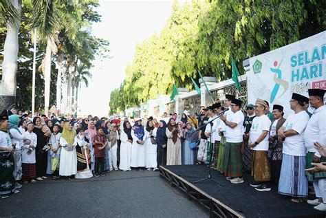 Pj Gubernur Samsudin Lepas Jalan Sehat Sarungan Dalam Rangka Hari