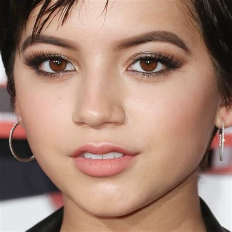 Isabela Moner Makeup Black Eyeshadow Taupe Eyeshadow Nude Lipstick Steal Her Style