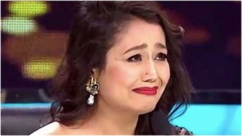 Neha Kakkar Gives Rs 2 Lakh To Needy Musician In Indian Idol 11 India Tv