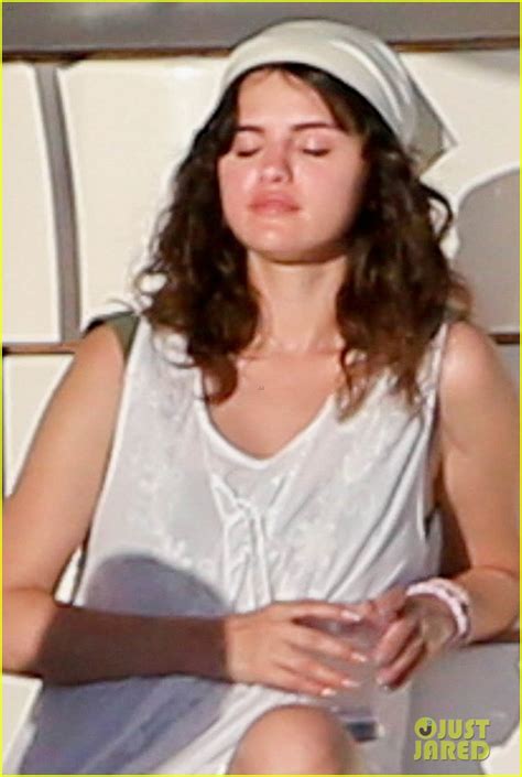 Selena Gomez Soaks Up The Sun In A Green Bikini On Vacation In Hawaii