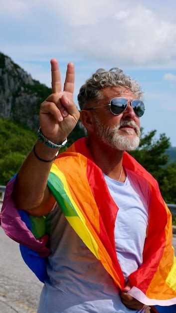 Hombre Mayor Gay Canoso Con Bandera Lgbt Foto Premium