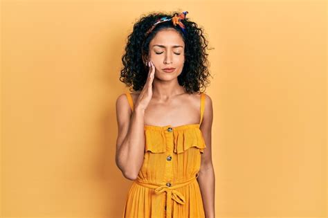 Joven Latina Con Vestido De Verano Tocando La Boca Con La Mano Con Expresi N Dolorosa Debido A