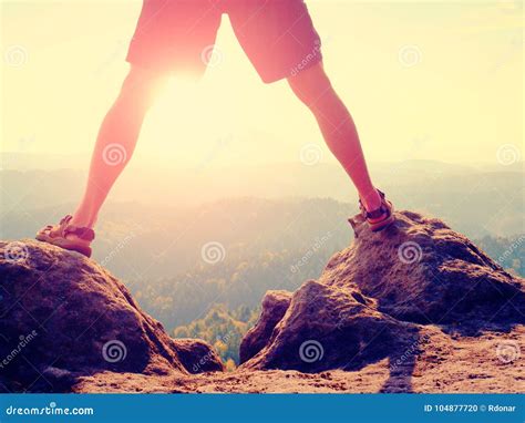 Punto Sopra La Giungla Sun Fra Le Gambe Faccia Le Gambe Nude In Pantaloni E Sandali Di Trekking