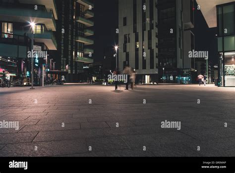 Modern plaza hi-res stock photography and images - Alamy