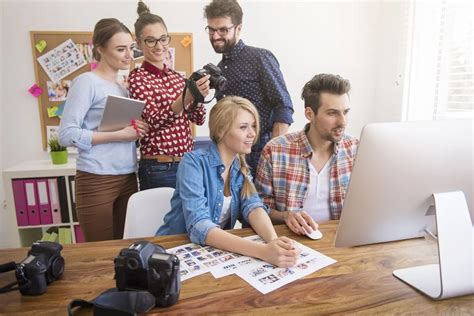 Agencja marketingowa czym się zajmuje i kiedy warto skorzystać z jej