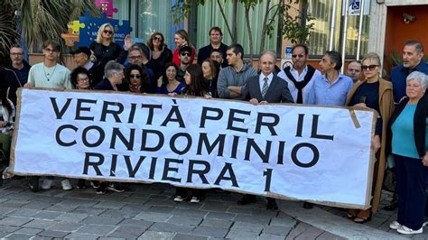 Sit In Di Pettinari E Dei Residenti Del Palazzo Riviera 1 Davanti Al