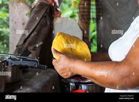 latina Bäuerin in ihrer Küche eine traditionelle kolumbianische Arepa formte um sie auf