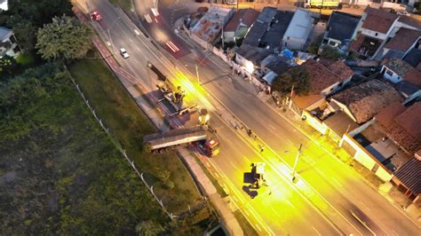 Carreta não consegue subir e fica atravessada em rua de Sorocaba