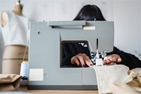 An Ultimate Guide on Various Types of Sewing Machine