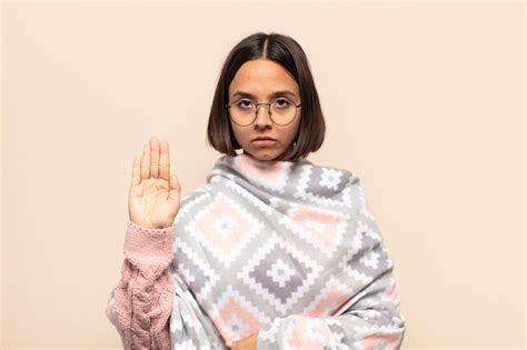 Joven Mujer Latina Que Parece Seria Severa Disgustada Y Enojada Mostrando La Palma Abierta