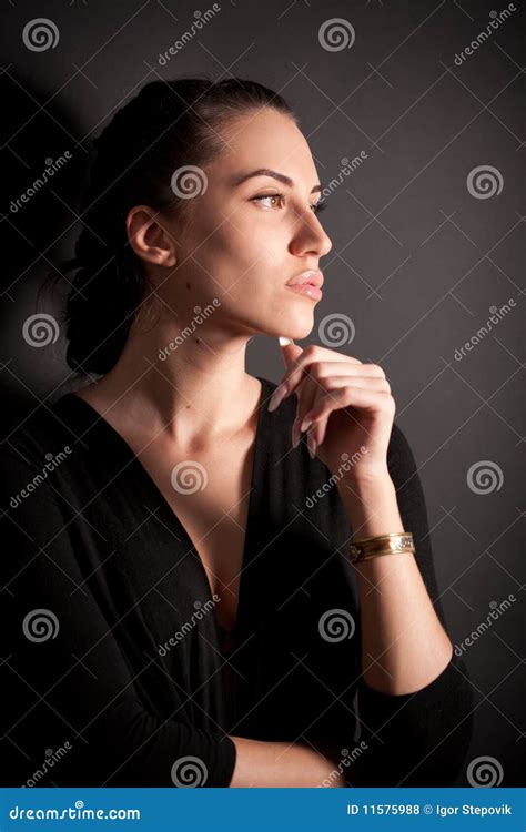 Ritratto Della Ragazza Attraente Del Brunette Sopra Il Nero Fotografia Stock Immagine Di Mani