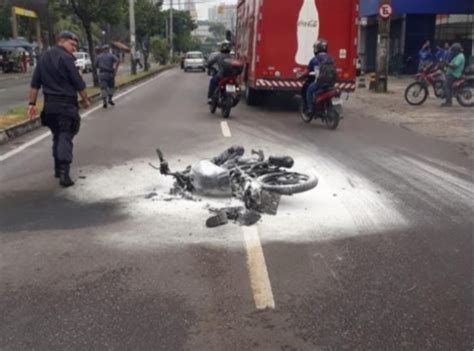 Idoso tem corpo queimado após motocicleta em movimento pegar fogo em