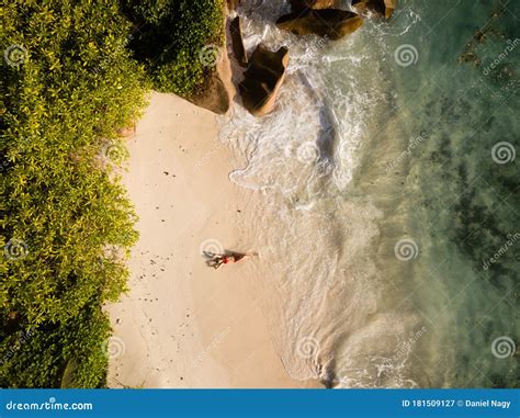 Hermosa Mujer En Bikini Rojo Disfruta De Las Vacaciones Tropicales En La Playa Imagen Del Dron