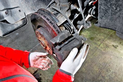 Wymiana klocków hamulcowych poradnik krok po kroku Magazyn Auto