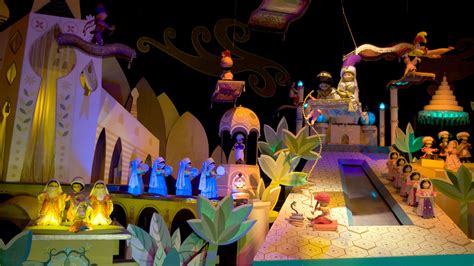 VIDEO Man Strips Naked At Disneyland S It S A Small World Wthr