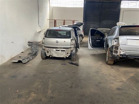 Sete carros roubados são encontrados em Goiânia Dois suspeitos são