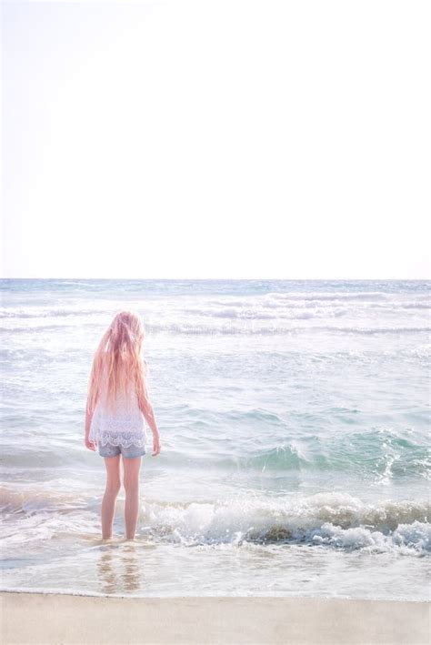 Jeune Fille Blonde Se Tenant Sur La Plage Photo Stock Image Du Heureux Cheveu
