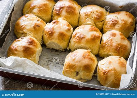 Traditional Easter Hot Cross Buns In A Oven Plate Stock Image Image Of Cream Basket
