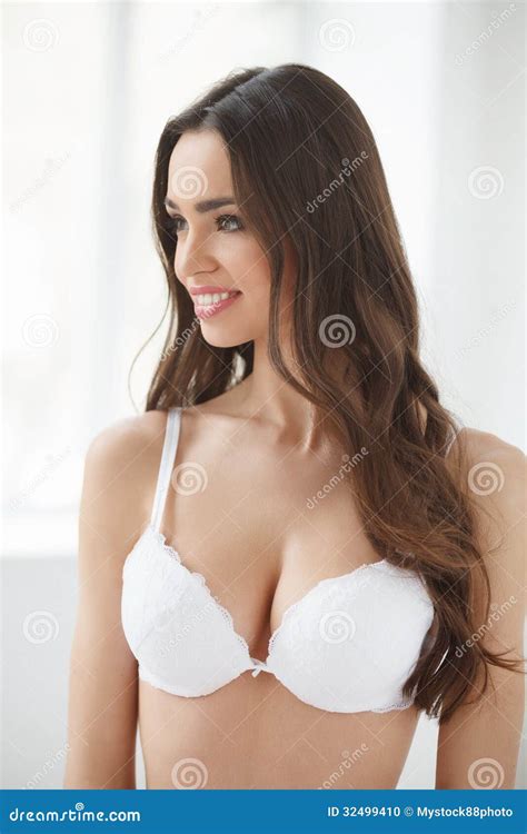 Schitterende Vrouwen In Lingerie Portret Van Mooie Jonge Vrouwen Binnen Stock Foto Image Of