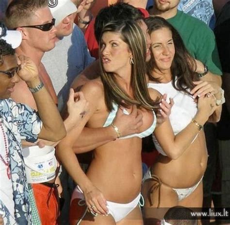 Bikini Babe Smashes Innocent Guy S Face In R Confusing Perspective