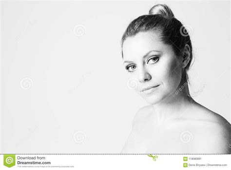 Giovane Bella Donna Con Capelli Biondi I Grandi Occhi Le Sopracciglia Spesse E Le Spalle Nude