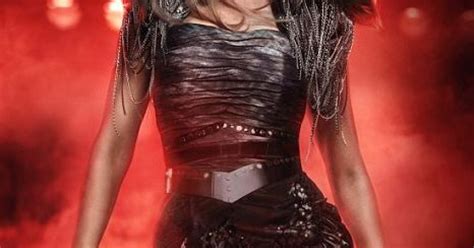 Energická vůně Outspoken Intense by Fergie | Elle.cz